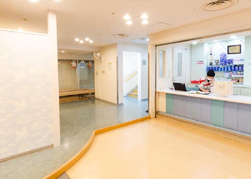 エントランスには受付スタッフが居ます